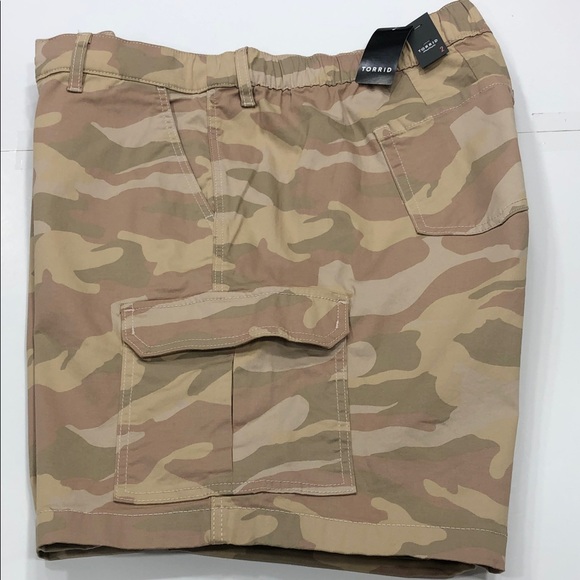 torrid Pants - Torrid Camo Cargo Bermuda Shorts | Size 2X (18/20) | NWT